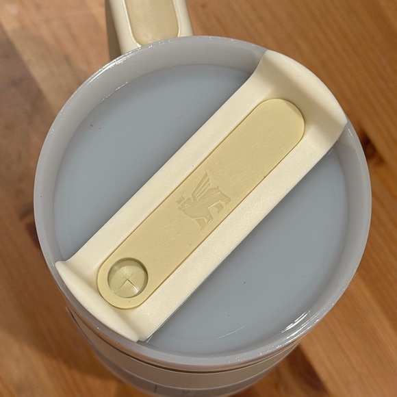 Stanley Cream Quencher 40oz Tumbler NWT - Picture 3 of 5